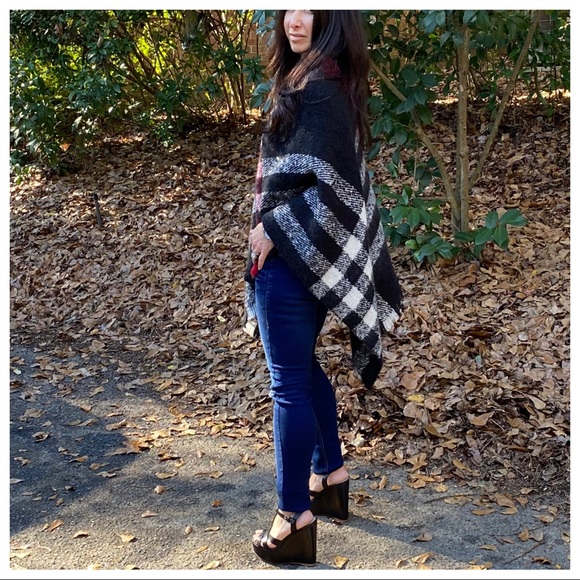 ✨LAST ONE✨Chic black plaid soft knit poncho - Picture 6 of 7